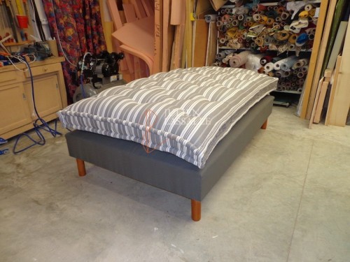 Sommier tapissier à ressorts garnissage crin végétal pour matelas en laine.