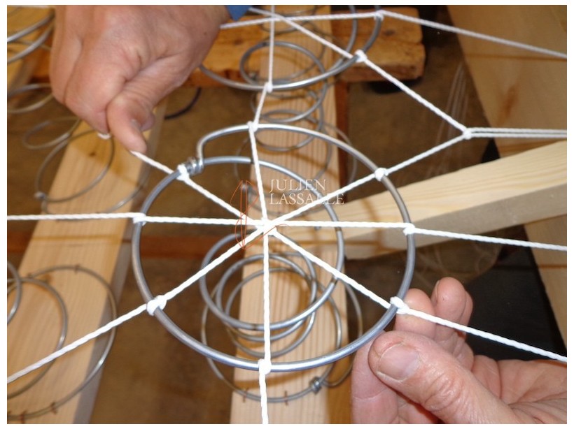 Sommier tapissier pour matelas de laine. Sommier tapissier à ressorts.