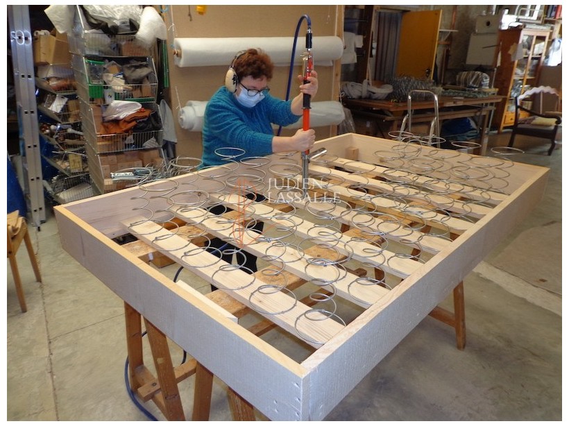 Sommier tapissier pour matelas de laine. Sommier tapissier à ressorts.