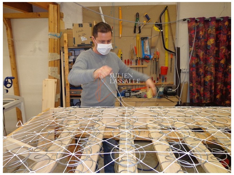 Sommier tapissier pour matelas de laine. Sommier tapissier à ressorts.