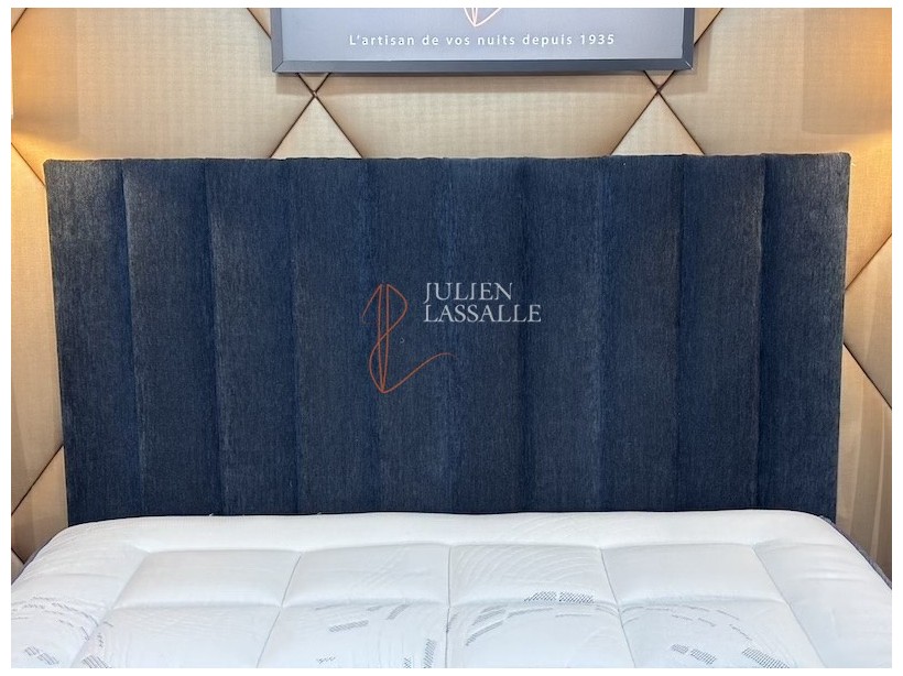 Tête de lit personnalisée, finition bandes verticales.