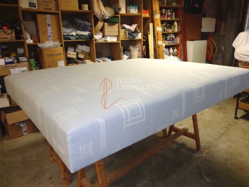 Sommier tapissier à ressorts garnissage mousse pour matelas en laine.