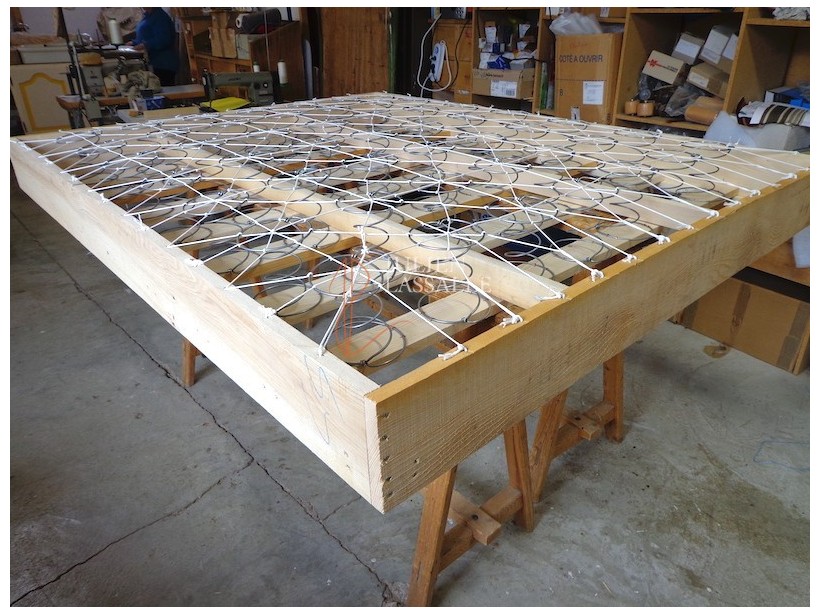 Sommier tapissier pour matelas de laine. Sommier tapissier à ressorts.