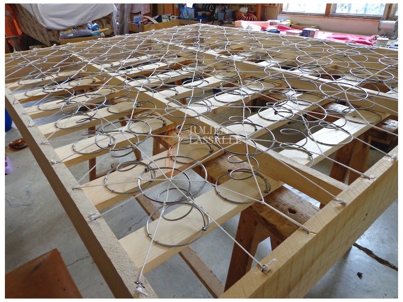 Sommier tapissier pour matelas de laine. Sommier tapissier à ressorts.